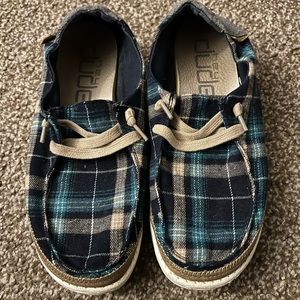 Hey dudes, blue and white plaid pattern